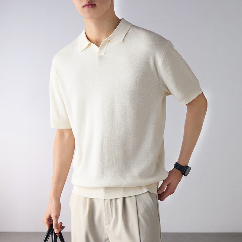 Polo pull-over à manches courtes beige — vue portée de trois-quarts, avec pantalon clair