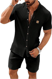 Chemise manches courtes boutonnée noir — vue portée en pied, avec short