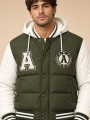 Blouson bicolore à capuche et écussons — Vue de face