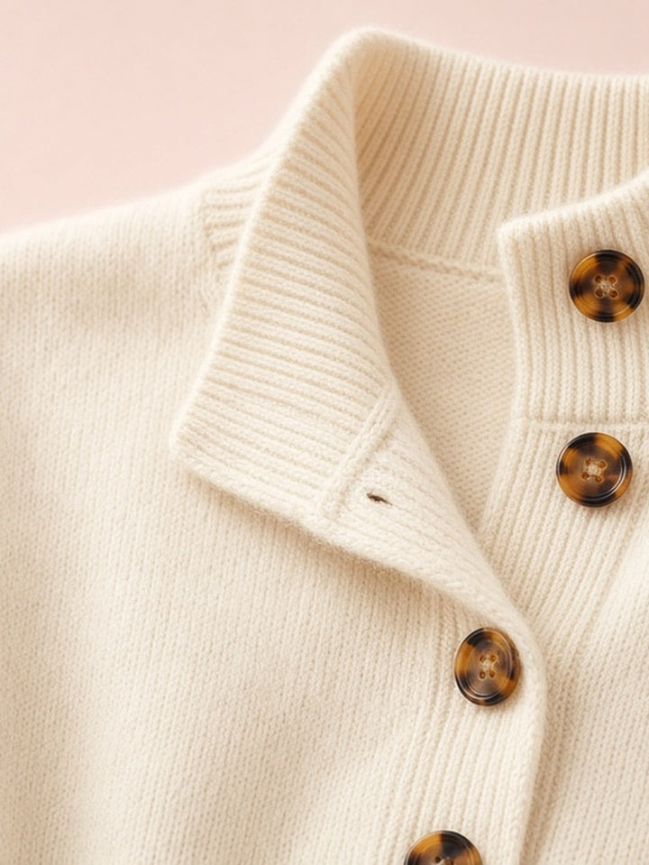 Cardigan crème à boutonnage asymétrique — détail du col et des boutons