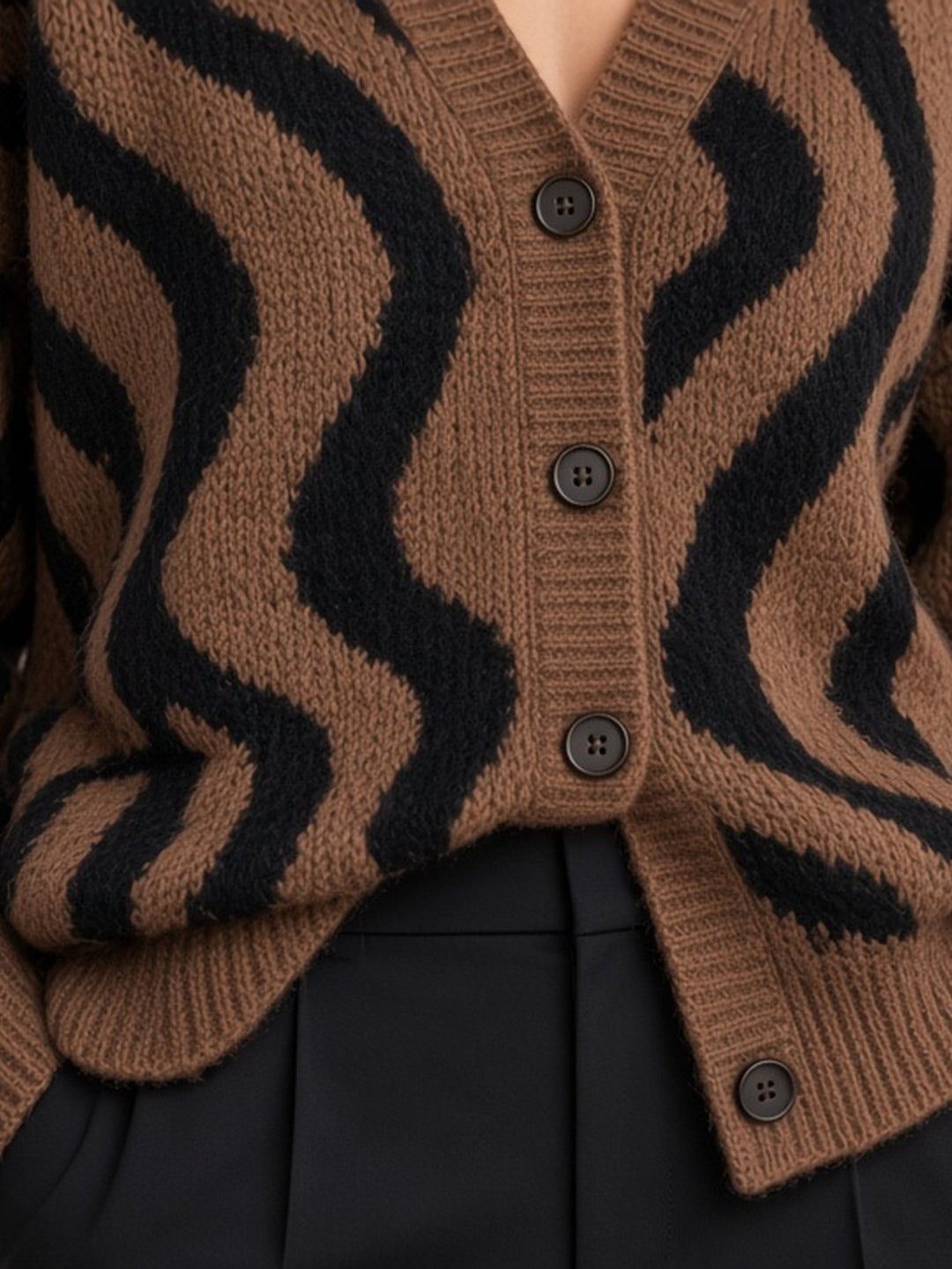 Cardigan brun à arabesques noires — détail. Soniel Paris.