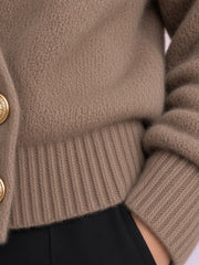 Cardigan taupe à devant croisé et boutons dorés — détail