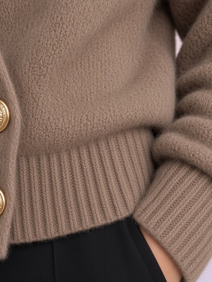 Cardigan taupe à devant croisé et boutons dorés — détail