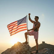 Combinaison short motif drapeau américain — vue portée au crépuscule, debout sur un rocher