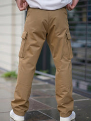 Pantalon cargo décontracté beige — vue portée de face, cadrée sur le bas du corps