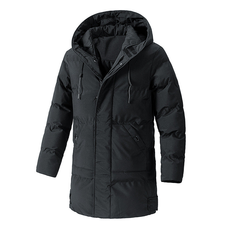 Manteau noir à capuche, vu de face sur fond blanc.