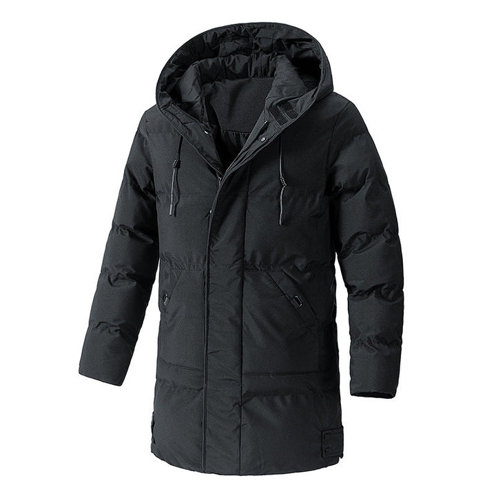 Manteau noir à capuche, vu de face sur fond blanc.