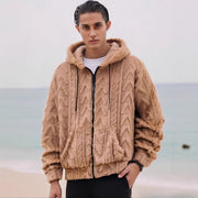 Veste à motifs en relief camel — vue portée de face, sur une plage au coucher du soleil
