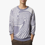 Pull à motif ondulé violet clair et gris — vue rapprochée du buste, mains dans les poches