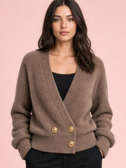 Cardigan taupe à devant croisé et boutons dorés — vue portée sur fond rose