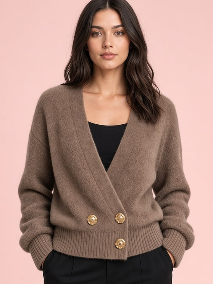 Cardigan taupe à devant croisé et boutons dorés — vue portée sur fond rose