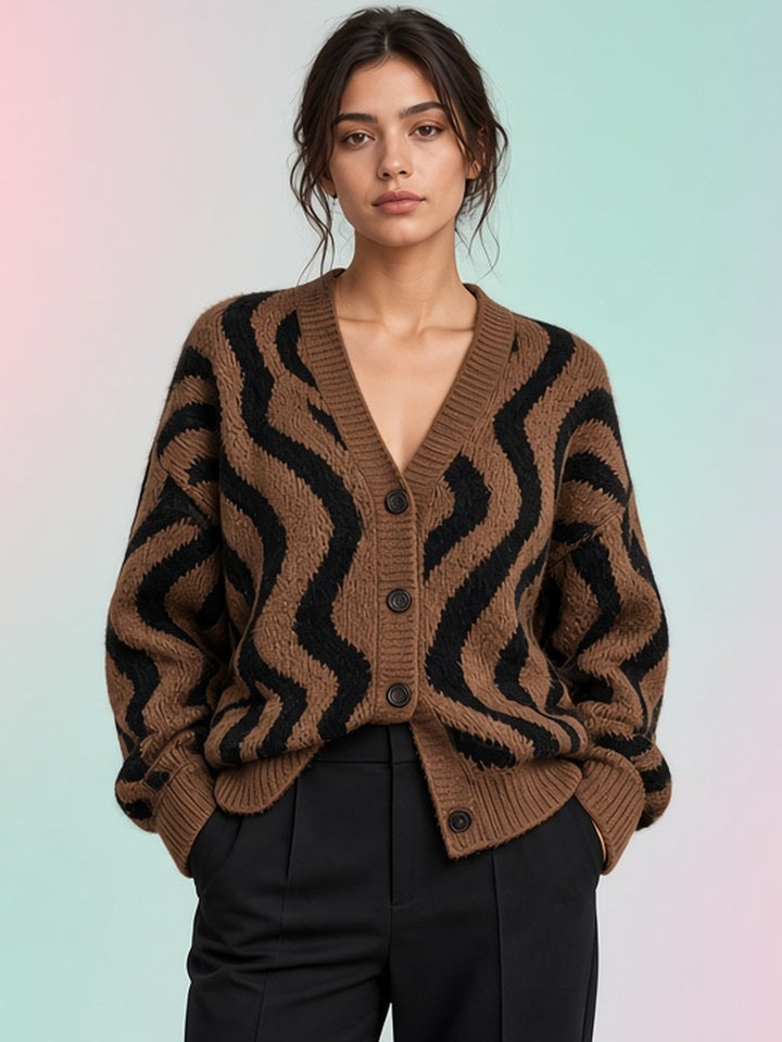 Cardigan brun à arabesques noires — vue alternative. Soniel Paris.
