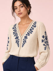 Blouse brodée à décolleté en V — vue de face en contraste