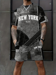 Homme portant un ensemble t-shirt et short à imprimé patchwork gris foncé, noir et blanc, avec texte « New York ».
