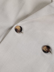 Ensemble détente à revers beige — gros plan fermeture à deux boutons de la chemise