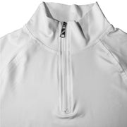Haut demi-zip blanc, gros plan du col montant zippé