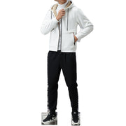 Ensemble veste zippée capuche — veste blanche portée de face avec jogging noir et baskets