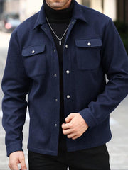 Veste unie à poches poitrine bleu marine — vue portée de face, mains dans les poches