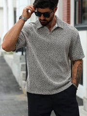 T-shirt décontracté à manches courtes — vue portée de trois-quarts, en extérieur