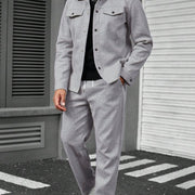 Ensemble veste boutonnée et pantalon gris clair — vue portée en marche