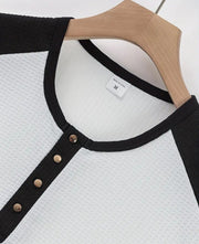Chemise patchwork col tunisien blanc — détail du col et des boutons en bois sur cintre