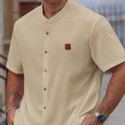 Chemise manches courtes boutonnée beige — vue portée de face, plan rapproché