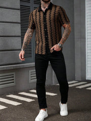 Chemise à rayures ondulées marron et noir — vue portée en pied, dans la rue