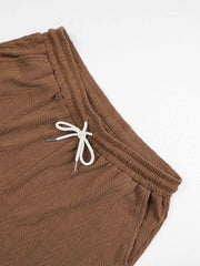 Ensemble polo rétro et short marron — détail ceinture élastique et cordon blanc