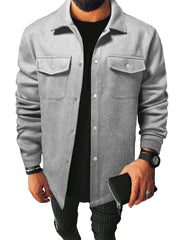 Veste unie à poches poitrine gris clair — vue portée en pied, smartphone à la main