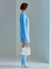 Robe-pull bleue à détail zippé — vue portée de profil