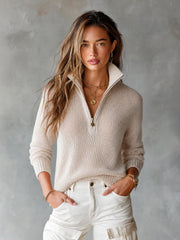 Pull ample à col camionneur beige — vue portée de face, regard vers l'objectif