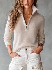 Pull ample à col camionneur beige — vue portée de face, mains dans les poches