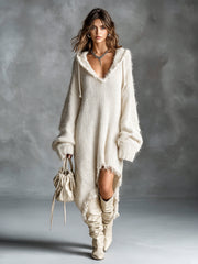 Robe midi à capuche asymétrique crème — vue portée en pied, de trois-quarts