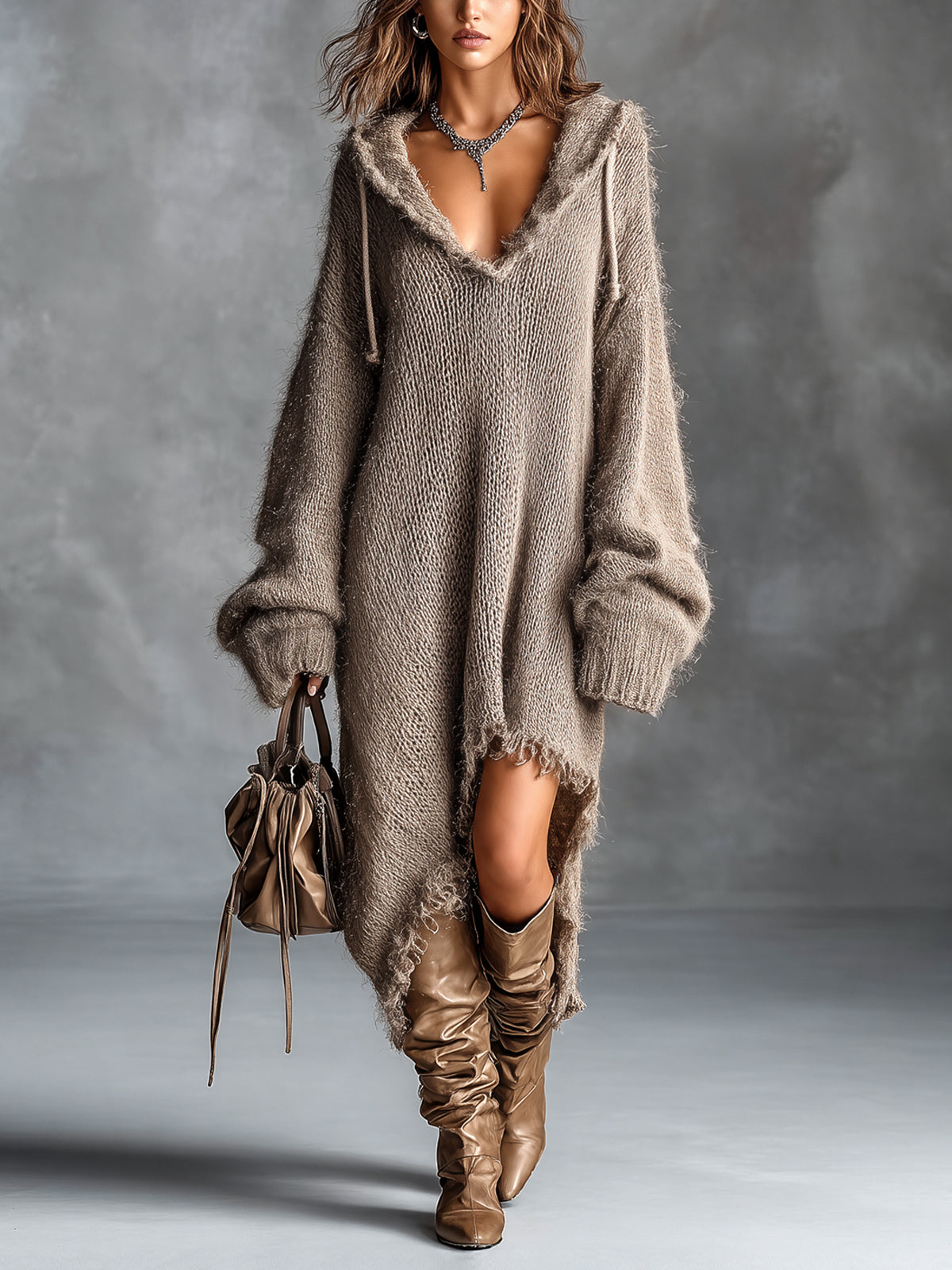 Robe midi à capuche asymétrique taupe — vue portée en pied, bottes aux pieds, sac à la main