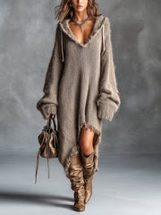Robe midi à capuche asymétrique taupe — vue portée en pied, bottes aux pieds, sac à la main