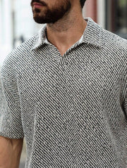 T-shirt décontracté à manches courtes — gros plan col et encolure en V, maille bicolore