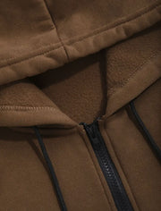 Ensemble capuche blocs contrastants — gros plan de la capuche doublée et du zip camel