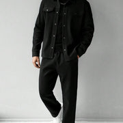 Ensemble veste boutonnée et pantalon noir — vue portée en marche