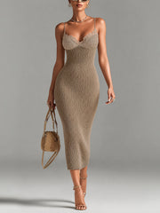 Robe midi côtelée empiècement dentelle beige — vue portée de face, petit sac à main beige