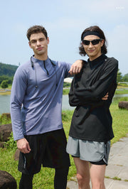 T-shirt sport à demi-zip — vue portée de face, deux modèles en haut noir et gris bleu