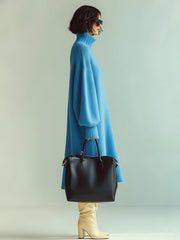 Robe midi bleue col roulé — vue portée en pied, de profil