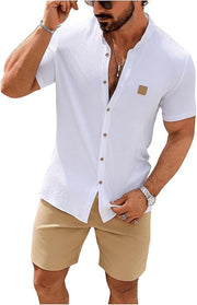 Chemise manches courtes boutonnée blanc — vue portée en pied, avec short