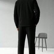 Ensemble veste boutonnée et pantalon noir — vue portée de dos