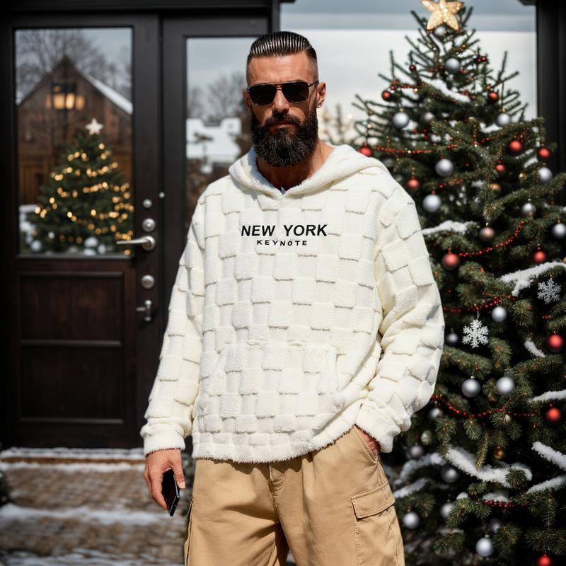 Sweat capuche damier crème — vue portée de face, décor de Noël