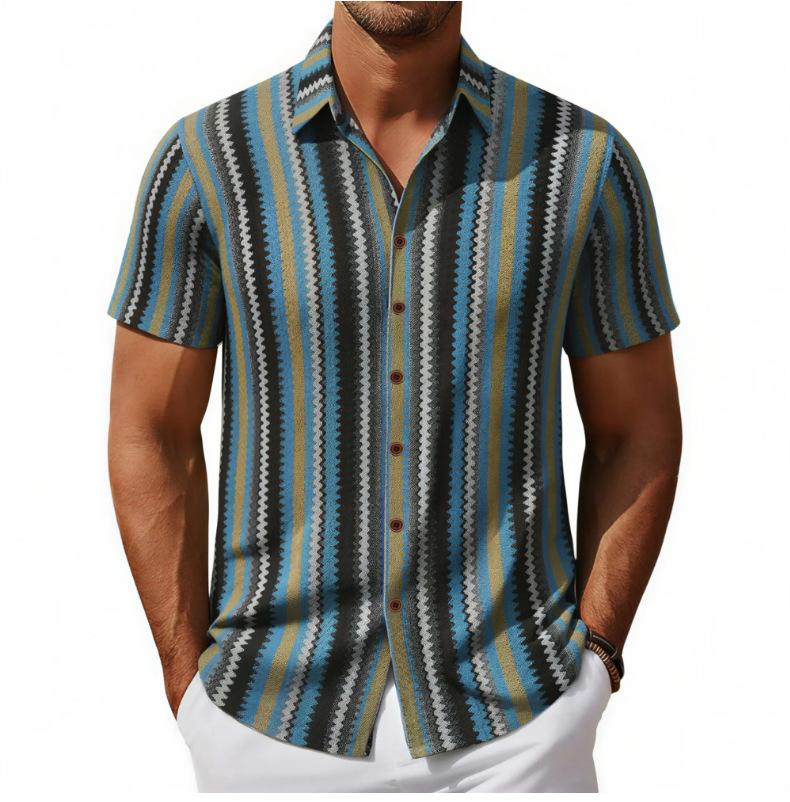 Chemise à manches courtes à motif zigzag — rayures bleu et ocre, portée de face