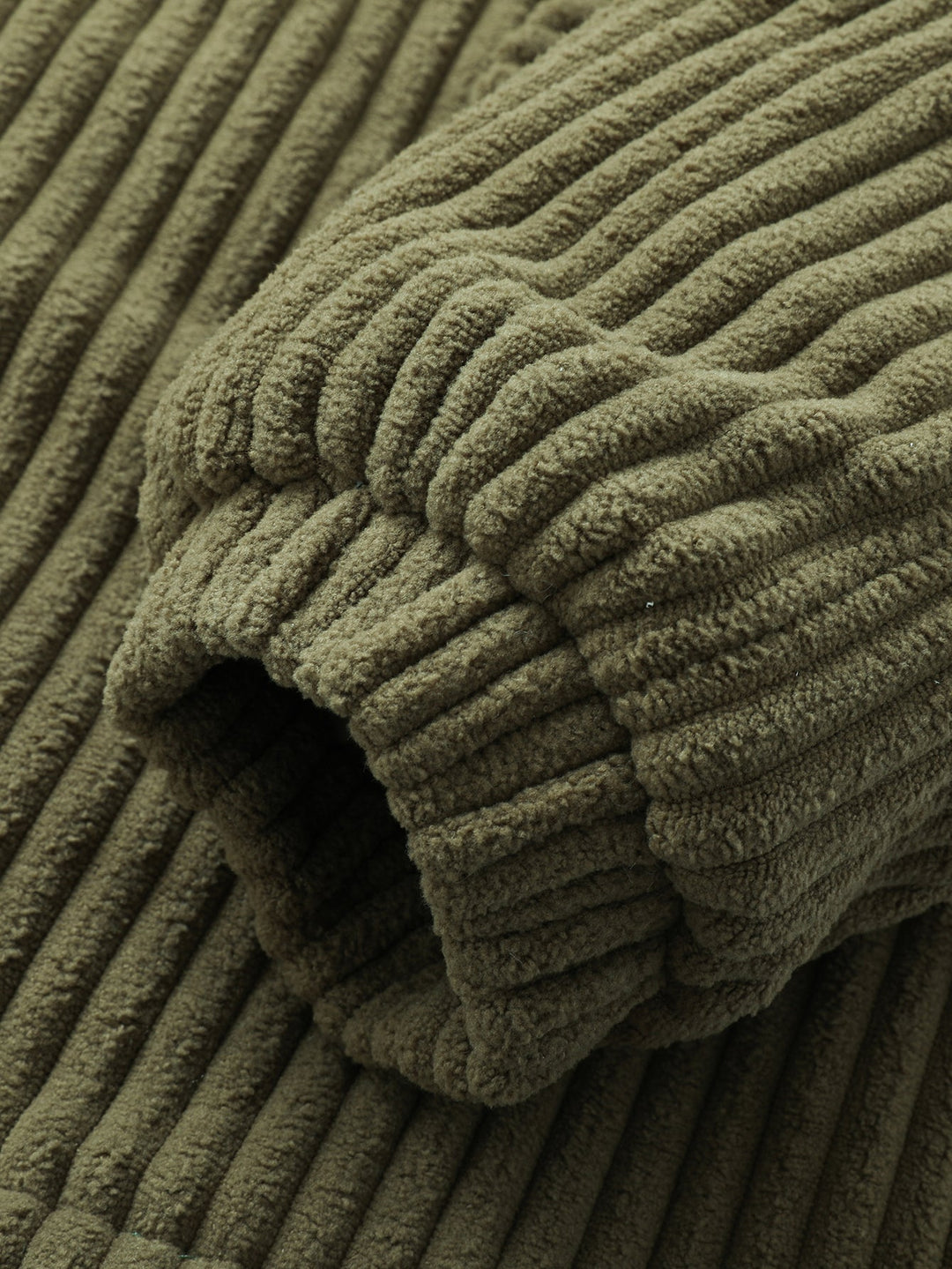Détail du poignet resserré de la veste verte