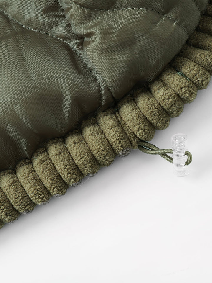Détail du cordon de réglage à la base et de la doublure matelassée