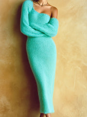 Robe longue bleue épaule dénudée — vue portée de trois-quarts, bras croisés