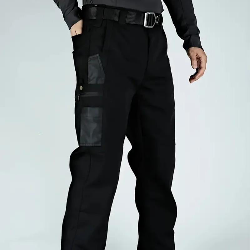 Pantalon tactique poches zippées noir — vue portée de profil, main dans la poche