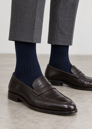 Chaussettes bleu marine portées avec des mocassins